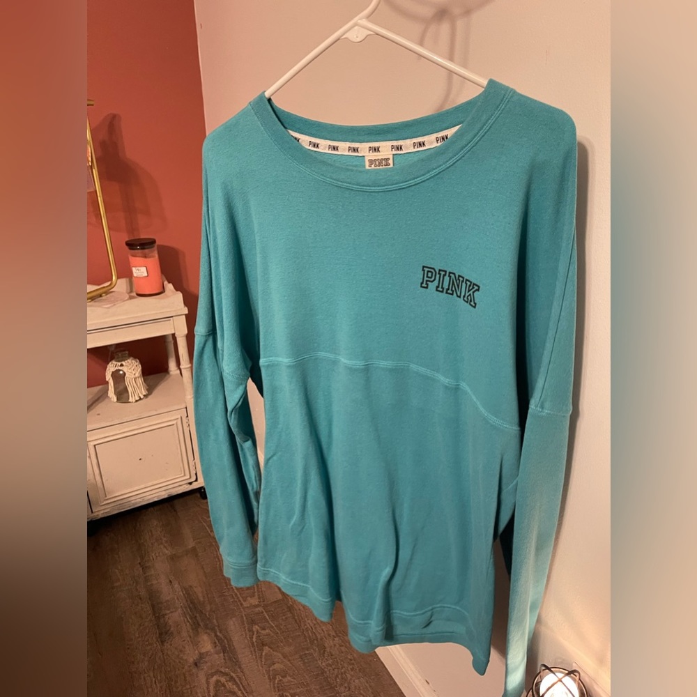 Womens long sleeve shirts.